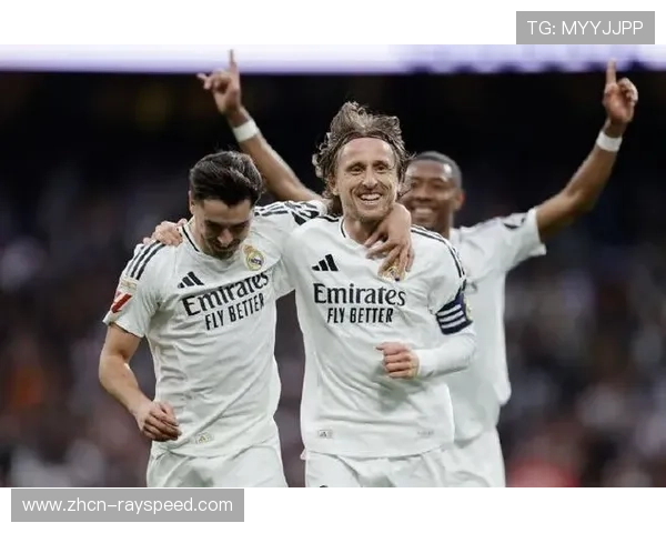 皇马客场球迷远征吉罗纳，高唱队歌助威