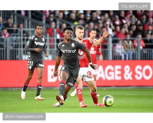 报道：法甲联赛试行“移动端第二屏互动”功能，提升年轻观众参与度